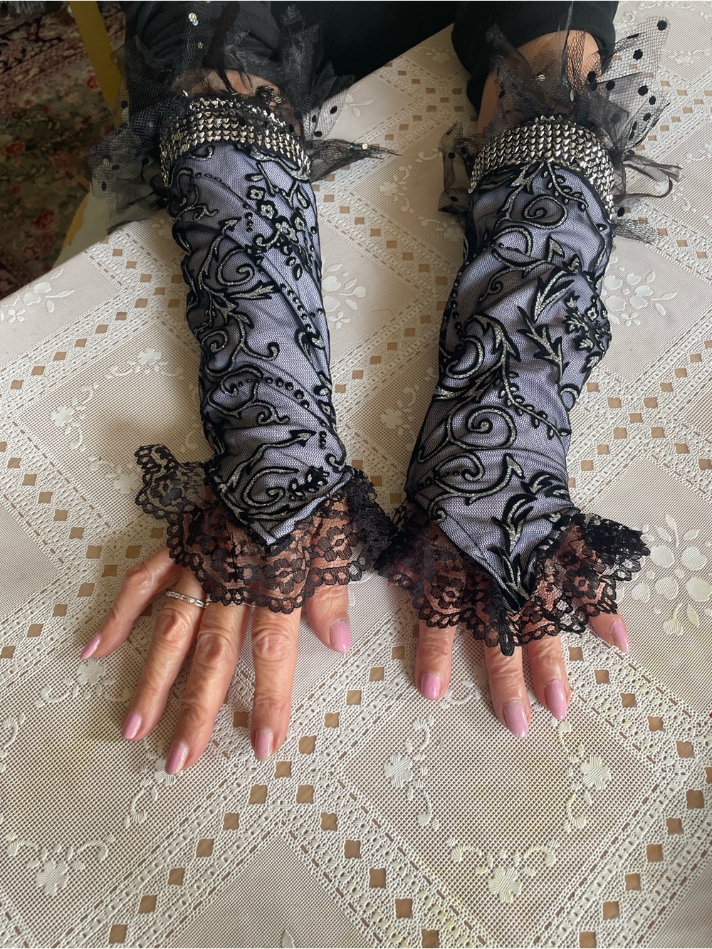 Elegant Lace-Trimmed Gray Fingerless Gloves